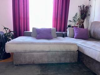 Sofá chaise longue tela beige y morado