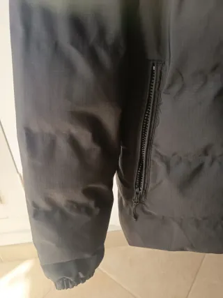Abrigo negro con capucha
