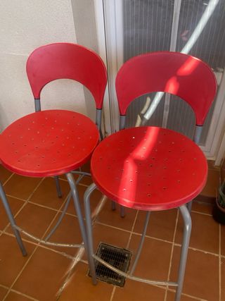 Sillas Altas Rojas y Grises