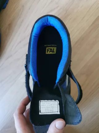 Botas de seguridad negras y azules