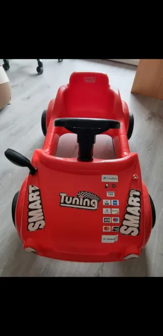 Coche a pedales rojo