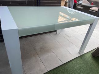 Mesa de comedor de cristal y madera
