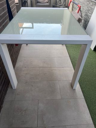 Mesa de comedor de cristal y madera