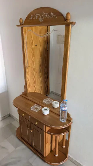 Mueble recibidor de madera con espejo