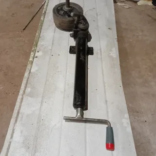 Rueda para remolque con manivela