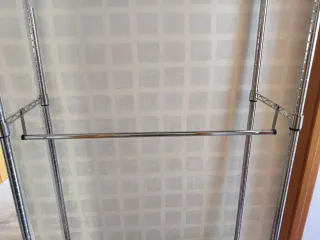 Perchero Metálico con 2 Barras y 2 estanterías