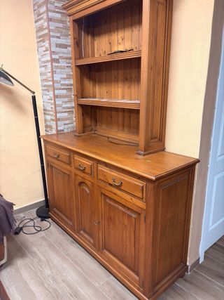 Aparador de madera con estantería