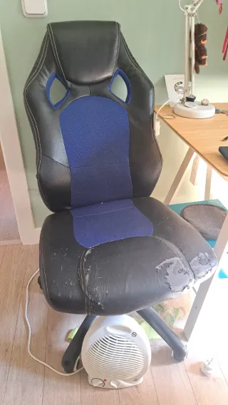 Silla gaming negra y azul