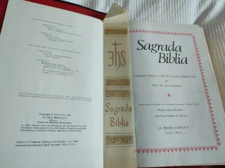 Sagrada Biblia, edición familiar Católica.