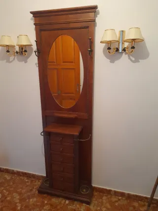 Recibidor de madera con espejo y cajones