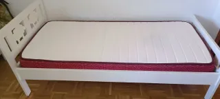 Cama individual blanca Ikea con somier