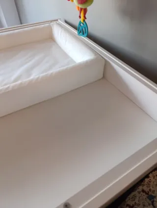 Cambiador Ikea Stuva convertible a escritorio.
