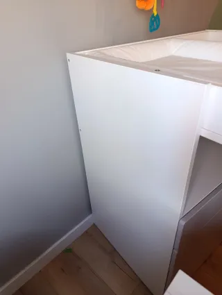 Cambiador Ikea Stuva convertible a escritorio.