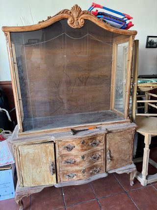 Vitrina antigua de madera y cristal