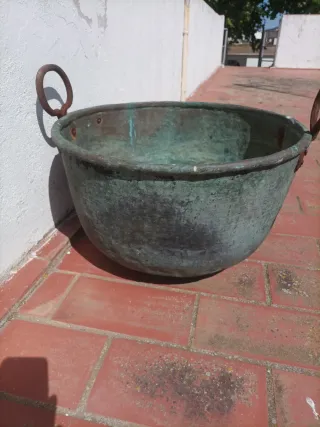Caldero antiguo de cobre con asas