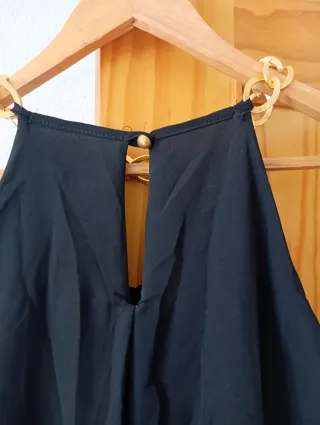 Vestido negro con sujeción en el cuello