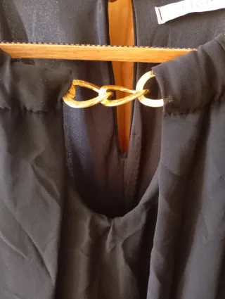 Vestido negro con sujeción en el cuello
