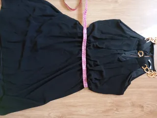 Vestido negro con sujeción en el cuello