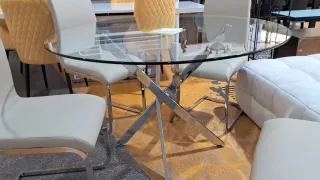 Mesa de cristal vanguardista