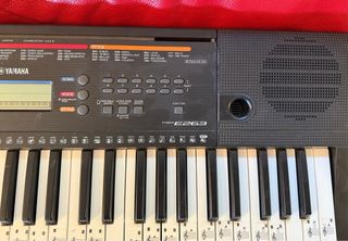 Piano Electrónico Yamaha PSR-E263