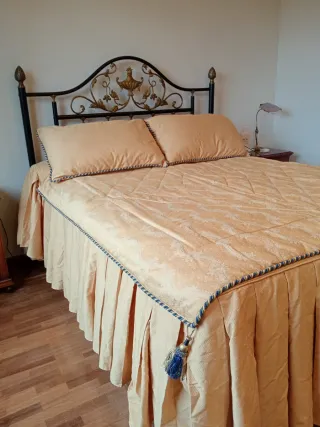 Colcha y cojines elegantes color beige