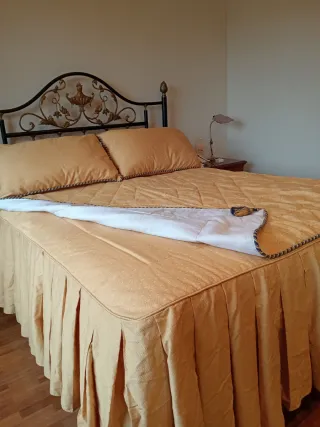 Colcha y cojines elegantes color beige