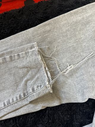 Pantalón vaquero gris desgastado