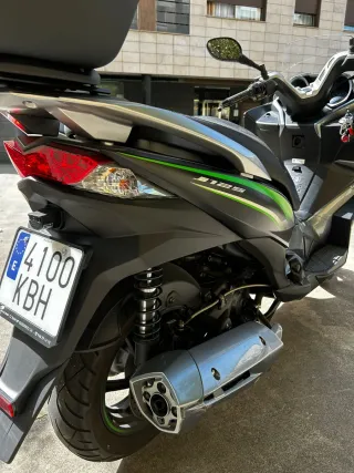 Kawasaki J125 Maxi Scooter Negra y Verde