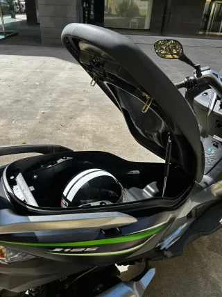 Kawasaki J125 Maxi Scooter Negra y Verde