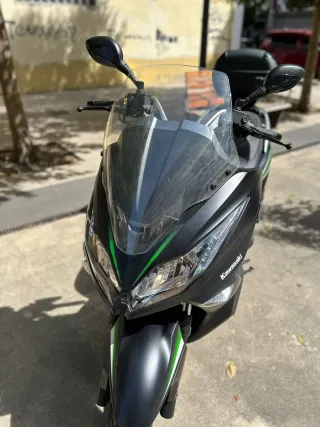 Kawasaki J125 Maxi Scooter Negra y Verde