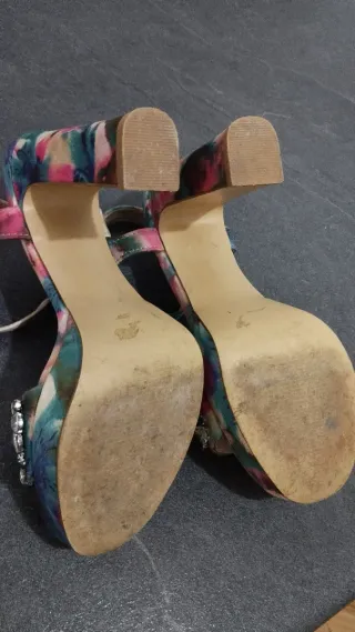 Sandalias tacón plataforma multicolor con pedrería