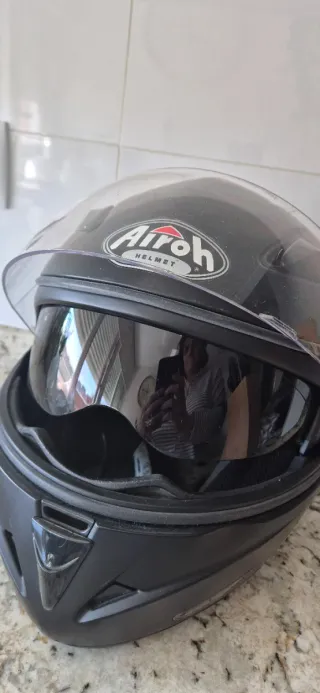 Casco de moto negro Airoh