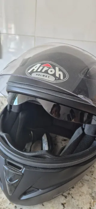 Casco de moto negro Airoh