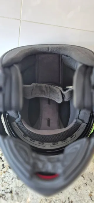 Casco de moto negro Airoh