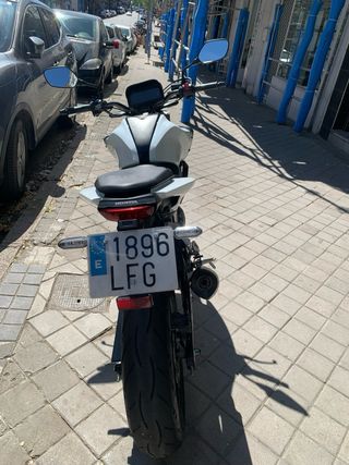 Honda CB125R Naked Blanca y Negra