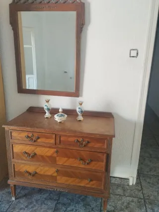 Cómoda y espejo para restaurar