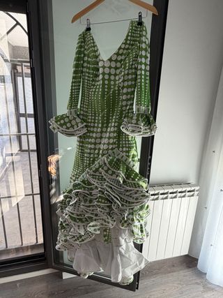 Vestido verde con lunares blancos