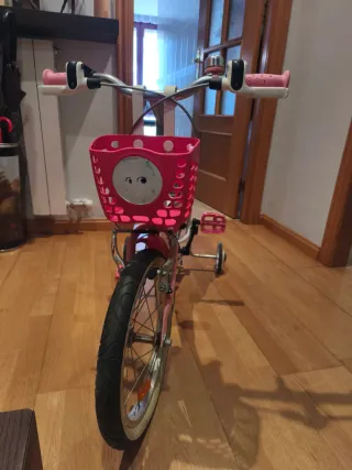 Bicicleta infantil rosa y blanca