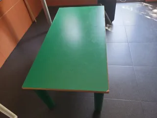 Mesa infantil verde madera
