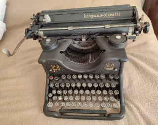 Máquina de escribir Hispano Olivetti M40. Vintage.
