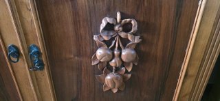 Aparador de madera con detalles tallados