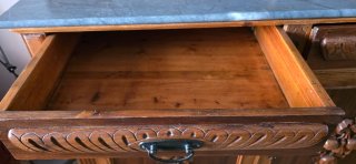 Aparador de madera con detalles tallados