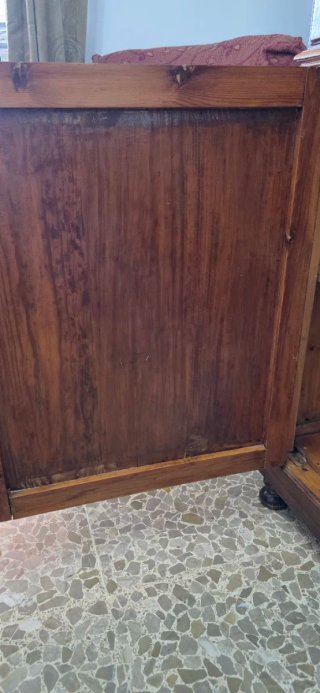 Aparador de madera con detalles tallados