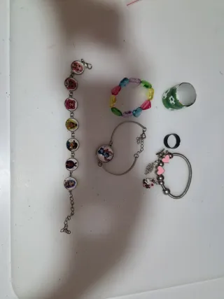 Pulseras y anillo multicolor