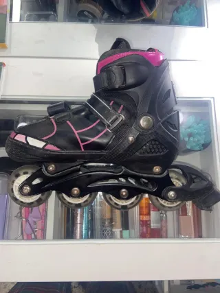 Patines en línea negros con detalles rosas