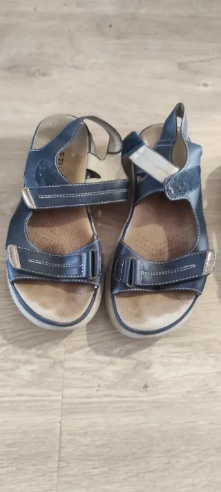 Sandalias beige t 35 y azules t 36. Casi nuevas