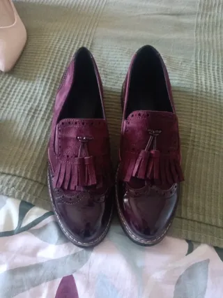 Zapatos de vestir granate con flecos