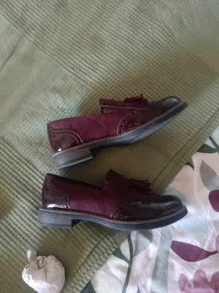 Zapatos de vestir granate con flecos