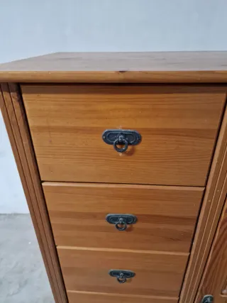 Mueble de pino con cajones y armario