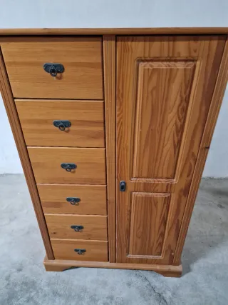 Mueble de pino con cajones y armario